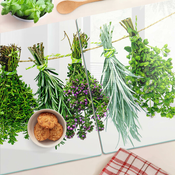 Schneidebrett Glas mit getrockneten Kräutern an einer Schnur
