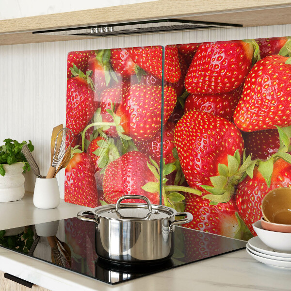 Schneidebrett glas Erdbeeren im Hintergrund