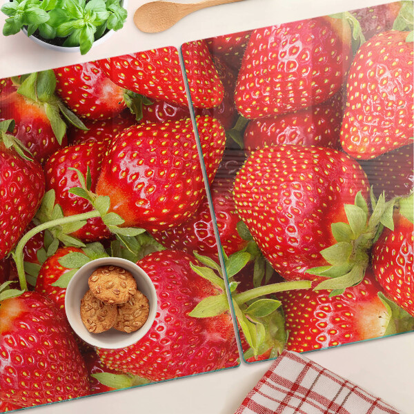 Schneidebrett Glas mit Erdbeeren im Hintergrund