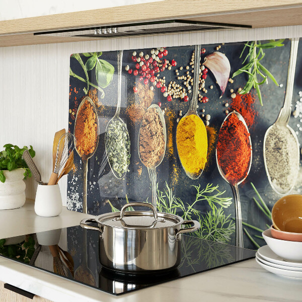 Glas schneidebrett Gewürze in Löffeln