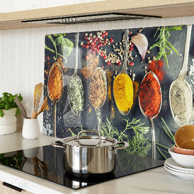 Glas schneidebrett Gewürze in Löffeln