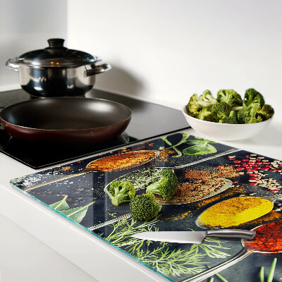 Glas schneidebrett Gewürze in Löffeln