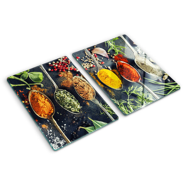 Glas schneidebrett Gewürze in Löffeln