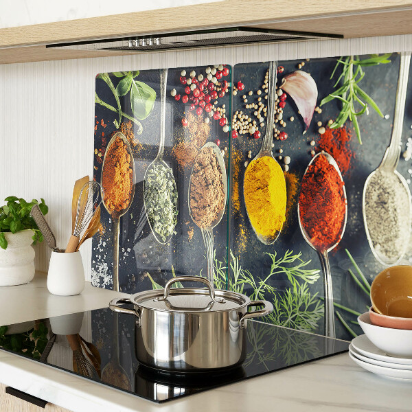 Glas schneidebrett Gewürze in Löffeln