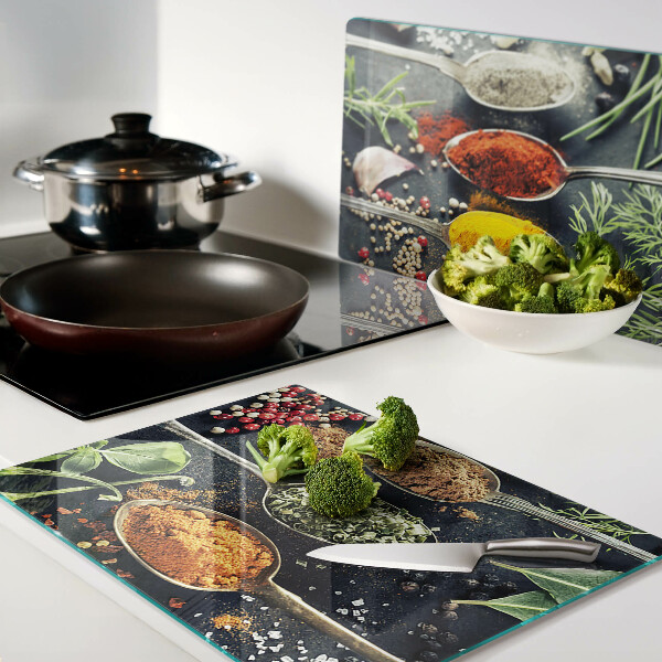 Glas schneidebrett Gewürze in Löffeln