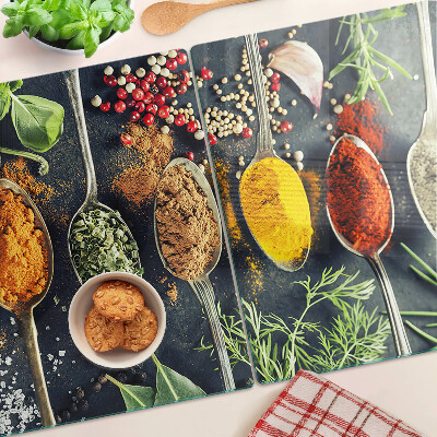 Glas schneidebrett Gewürze in Löffeln