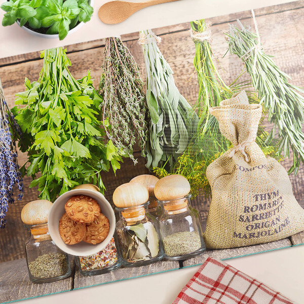 Glas-Schneidebrett mit Motiv Kräuter und Gewürze auf Holzgrund