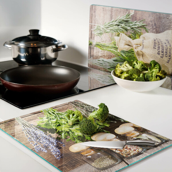 Glas schneidebrett Kräuter und Gewürze auf Holzgrund