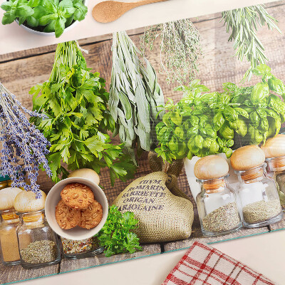 Schneidebrett Kräuter und Gewürze in der Küche