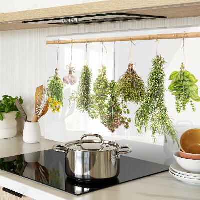 Schneidebrett Kräuter in hängenden Bündeln