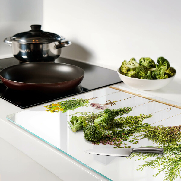 Schneidebrett mit Motiv hängender Kräuterbündel