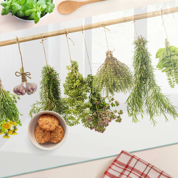 Schneidebrett mit Motiv hängender Kräuterbündel