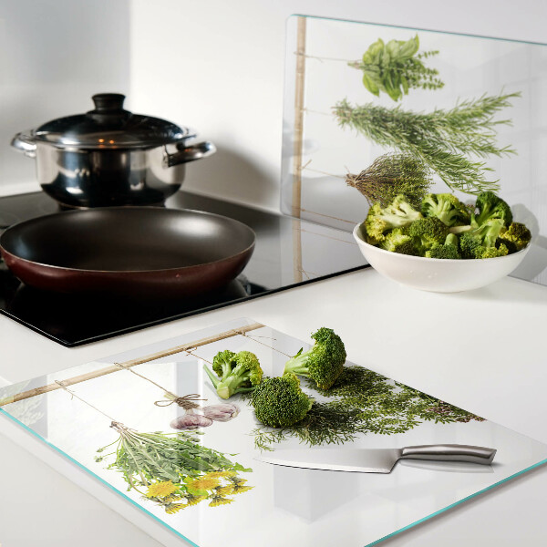 Schneidebrett mit Motiv hängender Kräuterbündel