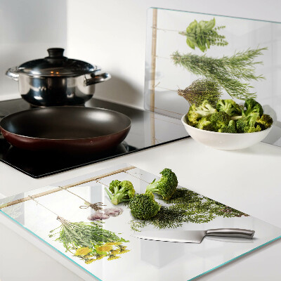 Schneidebrett Kräuter in hängenden Bündeln