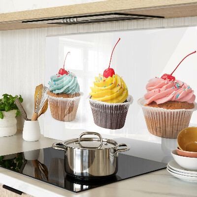 Glas schneidebrett Cupcake mit Schlagsahne und Kirsche