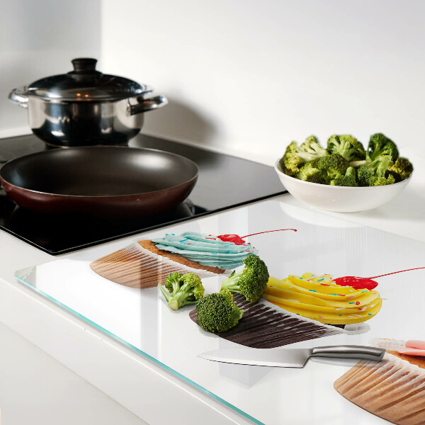 Glas-Schneidebrett mit Cupcake-Motiv, verziert mit Schlagsahne und Kirsche