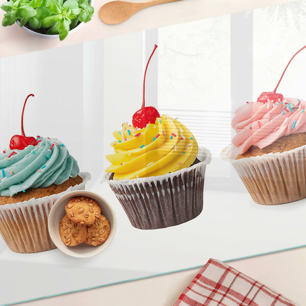 Glas schneidebrett Cupcake mit Schlagsahne und Kirsche