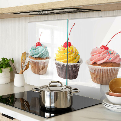 Glas schneidebrett Cupcake mit Schlagsahne und Kirsche