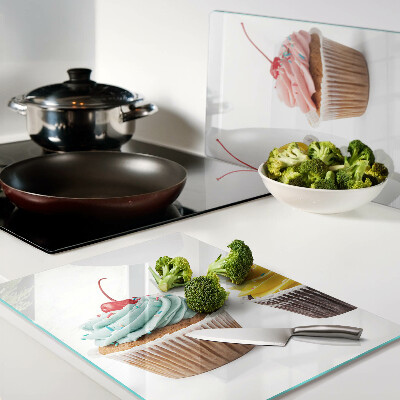 Glas schneidebrett Cupcake mit Schlagsahne und Kirsche