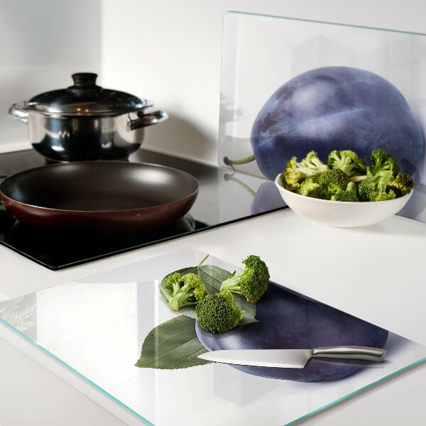 Schneidebrett Pflaumen mit Blättern