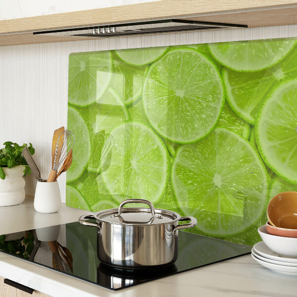 Schneidebrett mit Motiv von Limettenscheiben auf grünem Hintergrund