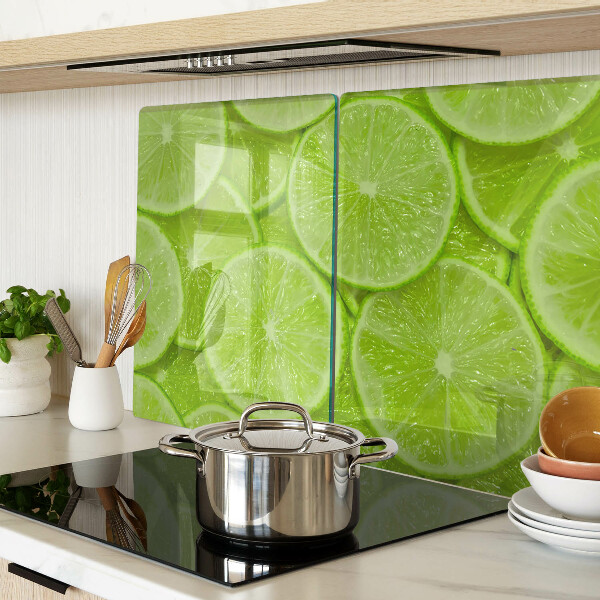 Schneidebrett mit Motiv von Limettenscheiben auf grünem Hintergrund