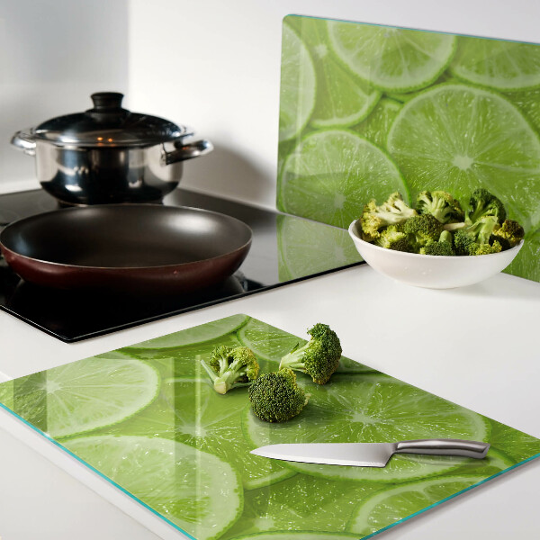 Schneidebrett Limettenscheiben auf grünem Hintergrund