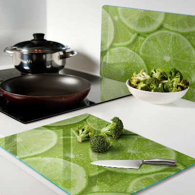 Schneidebrett Limettenscheiben auf grünem Hintergrund