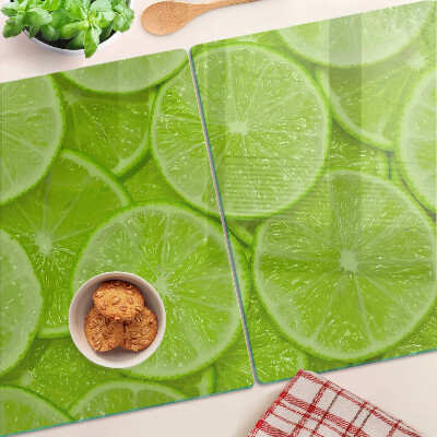 Schneidebrett Limettenscheiben auf grünem Hintergrund