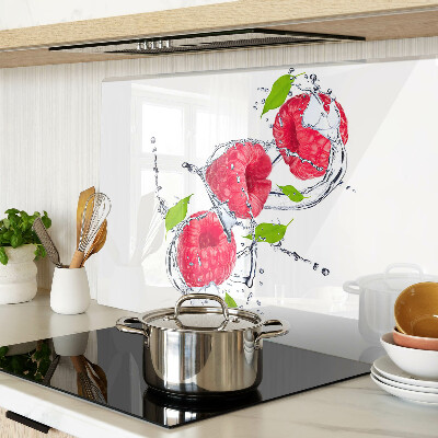 Glas schneidebrett Himbeeren in Wasser mit Blättern