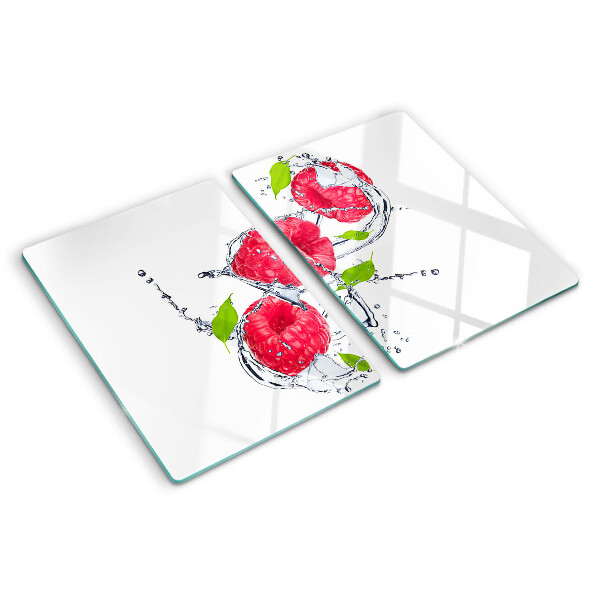 Glas schneidebrett Himbeeren in Wasser mit Blättern