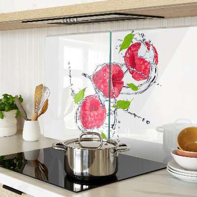 Glas schneidebrett Himbeeren in Wasser mit Blättern