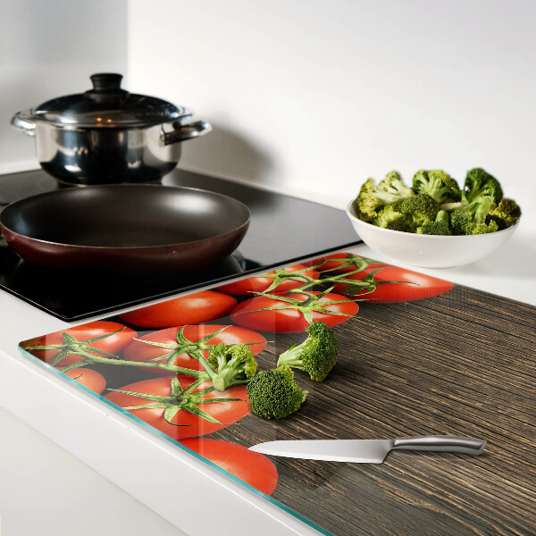 Schneidebrett mit Motiv von Tomaten auf Holzgrund