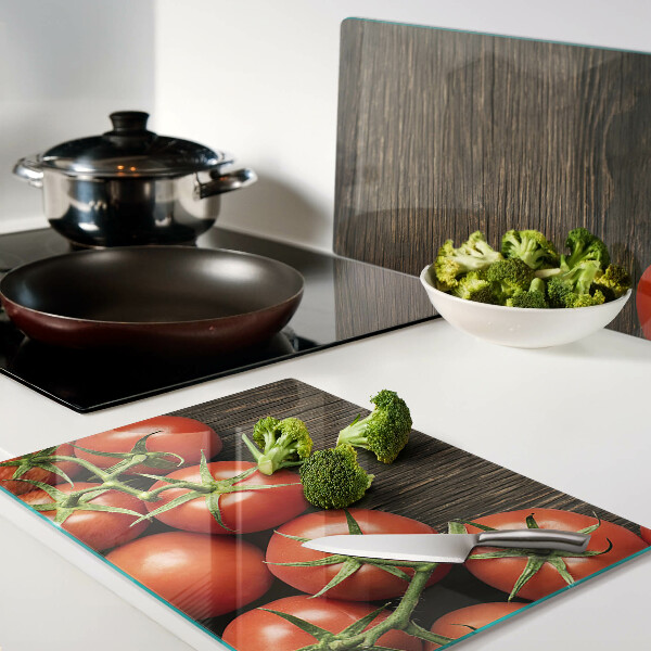 Schneidebrett mit Motiv von Tomaten auf Holzgrund