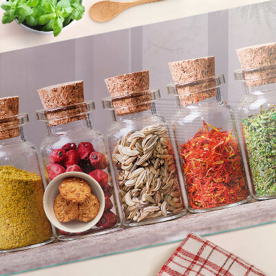 Schneidebrett Glas mit Gewürzgläsern zur Aufbewahrung von Gewürzen