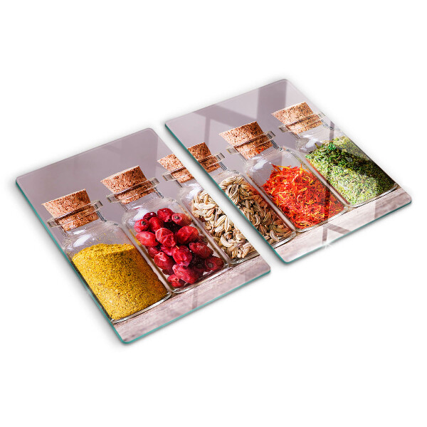 Schneidebrett glas Gewürze in Gläsern