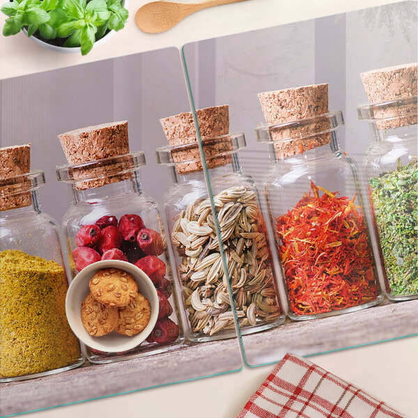 Schneidebrett glas Gewürze in Gläsern