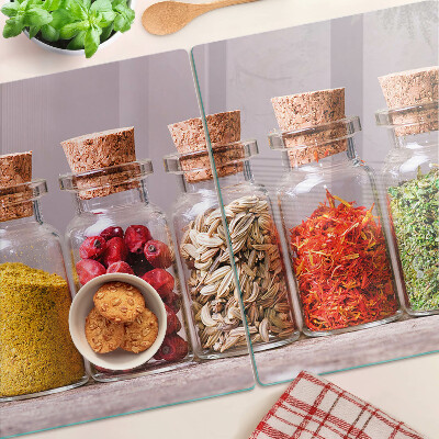 Schneidebrett Glas mit Gewürzgläsern zur Aufbewahrung von Gewürzen