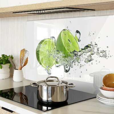 Glas schneidebrett Zitronen in Sprudelwasser