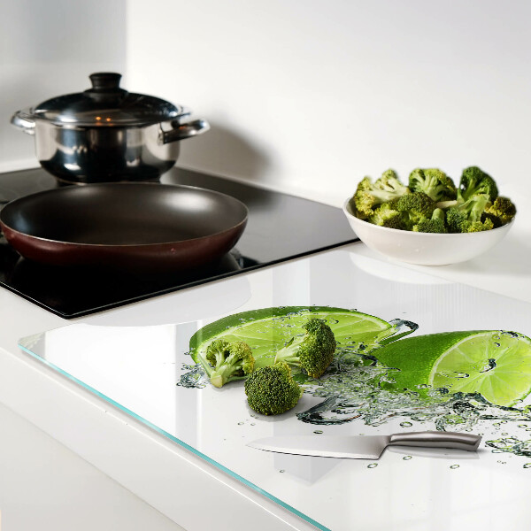 Glas schneidebrett Zitronen in Sprudelwasser