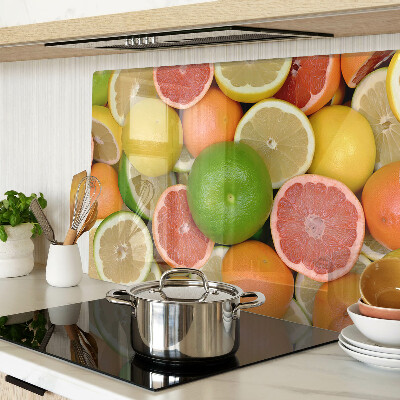 Schneidebrett mit Zitrusfrüchten in verschiedenen Farben