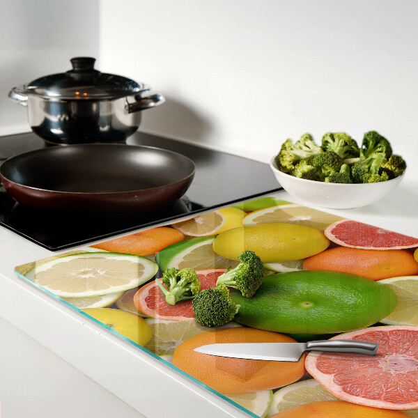 Schneidebrett mit Zitrusfrüchten in verschiedenen Farben