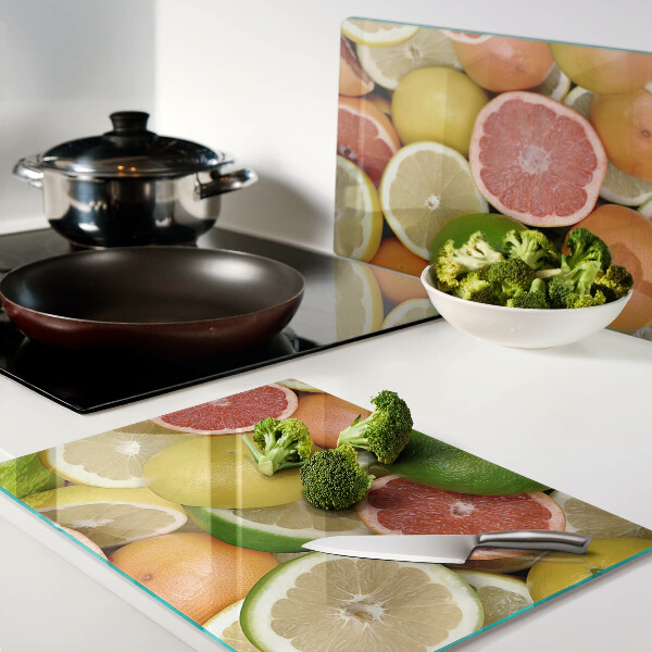 Schneidebrett mit Zitrusfrüchten in verschiedenen Farben