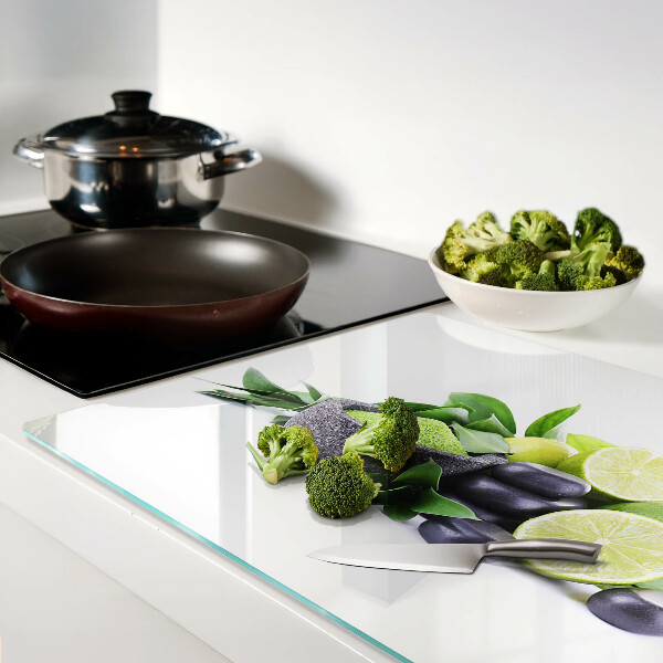 Glas schneidebrett Zitronen und Trauben auf grünem Hintergrund