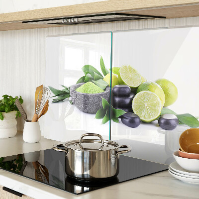 Glas schneidebrett Zitronen und Trauben auf grünem Hintergrund