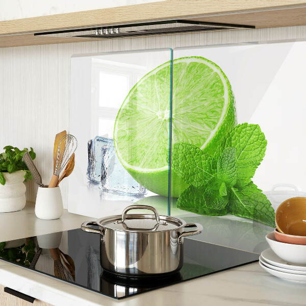 Schneidebrett mit Limetten‑ und Minzenmotiv sowie Eiswürfeln