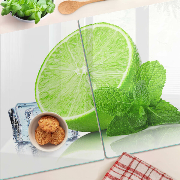 Schneidebrett mit Limetten‑ und Minzenmotiv sowie Eiswürfeln
