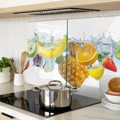 Schneidebrett Früchte im Wasser