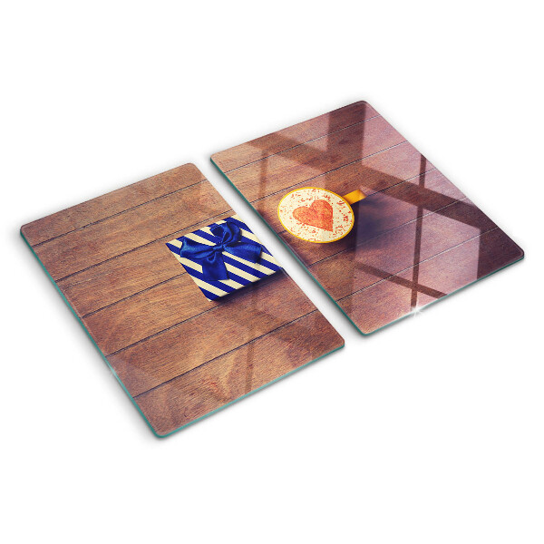 Schneidebrett glas Ein Geschenk mit einem Herz auf einer Tasse