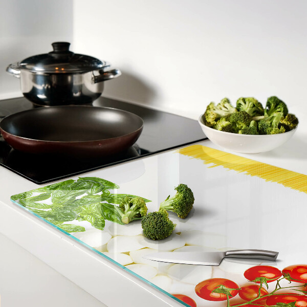 Glas Schneidebrett mit Pasta-Motiv mit Kräutern und Tomaten